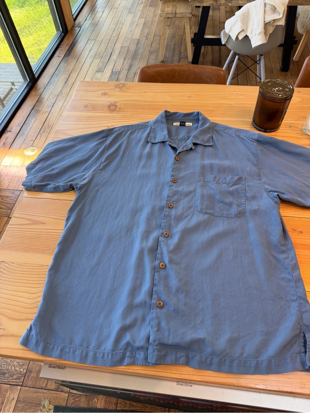 Tommy Bahama Light Blue Men's Short-Sleeve Button-Up Shirt 100% silk. Medium